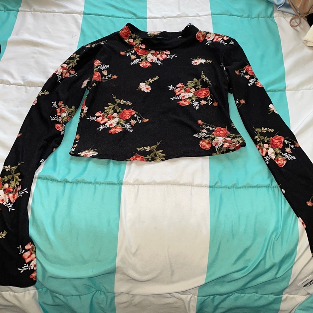 Cute long sleeve crop top with flower pattern